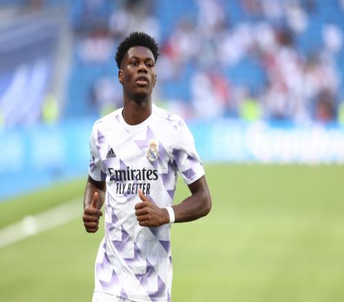 阿斯报:琼阿梅尼踢中卫时表现更好,比踢中场时数据全面提升