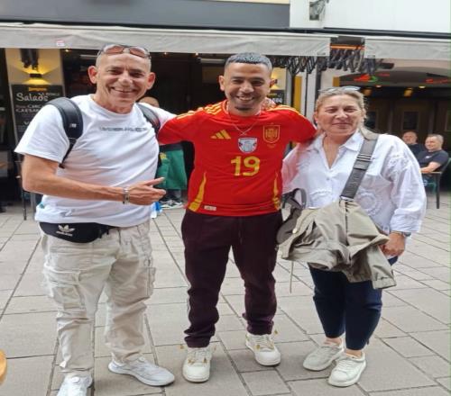 西媒:亚马尔父亲在曾住贫民窟附近遛狗时遭刺伤,目前3人被捕