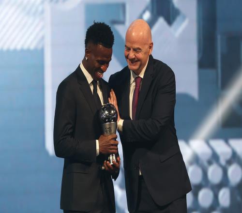 马卡：维尼修斯与皇马尚未谈及续约新合同将在2025年夏天确定