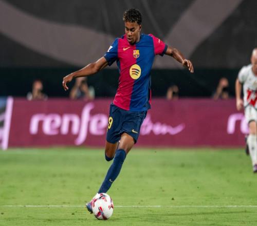 世体:亚马尔向拉玛西亚小球员赠送耳机礼物,受到称赞