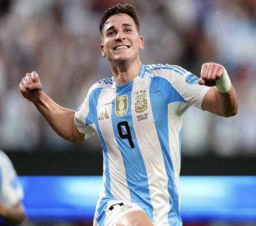 阿根廷又获顶级中锋！1米9的攻城锤，超越小蜘蛛！9场8球领跑金靴