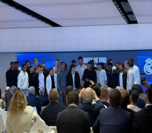 姆巴佩领取欧洲金靴奖，皇马全队出席并合影留念