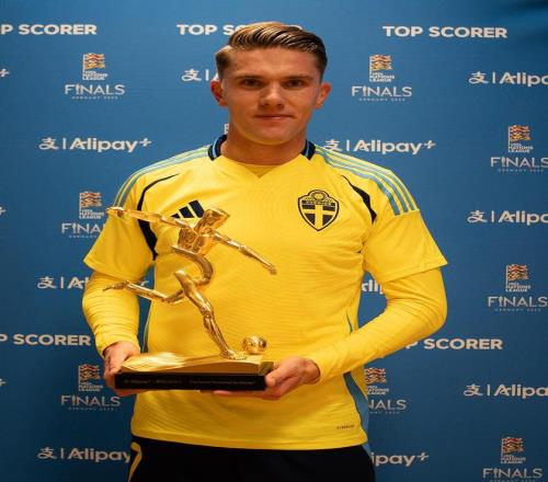 荣耀时刻，哲凯赖什在昨日领取2425赛季欧国联最佳射手奖杯