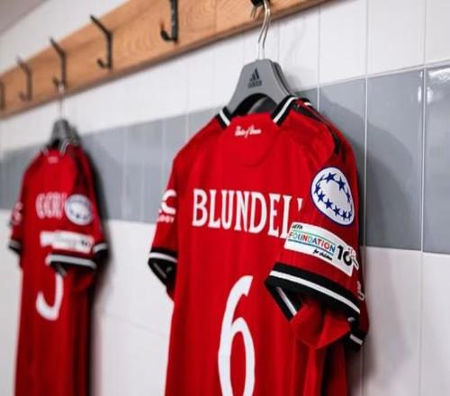 又搞乌龙了，曼联女足欧冠首秀亮相时球衣的欧冠臂章是反的