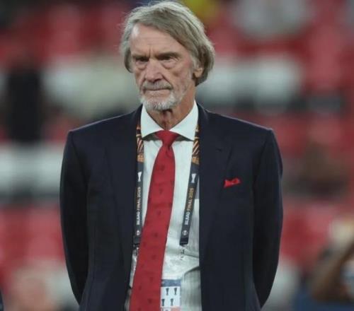 曼联太乱了！青训教练洗装备、球员竟然借装备比赛训练