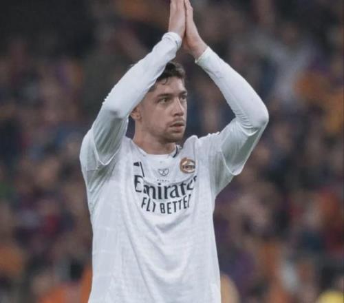 德媒：曼联和曼城已联系拜仁中场经纪人！巴萨盯上本菲卡新星！