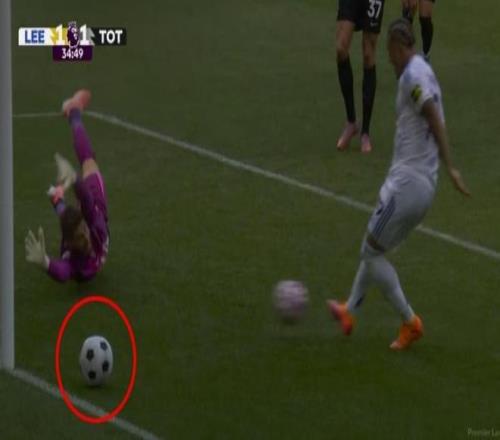 奥卡福尔为利兹进球的时候，门线附近出现了一个沙滩球