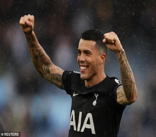 波罗被利兹球迷扔出的电子烟击中，他将其捡起假装抽烟