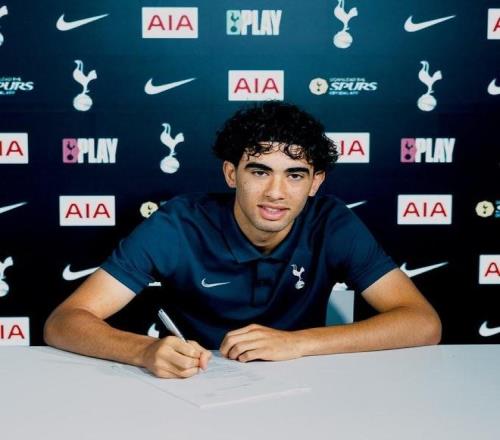 官方：热刺与17岁中场威廉斯巴尼特签下首份职业合同