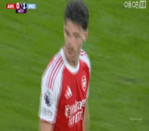 三分快要落袋！瓜迪奥拉场边和裁判交流，还亲了一口脸颊