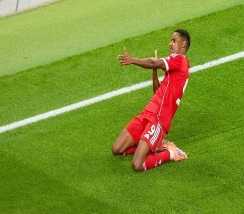 天时地利人和！1.45亿伊萨克斩首球，埃基蒂克染红送标王战劲敌