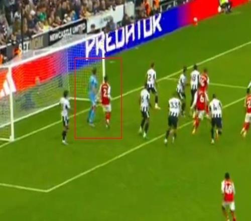 立大功！萨利巴亲自“跟防”挡住纽卡门将波普，阿森纳补时绝杀