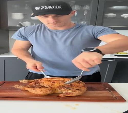 邮报：前英超球员皮尤退役后成为美食博主，分享健康食谱并教做菜