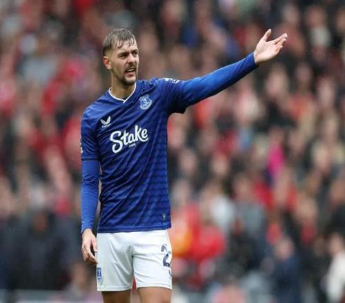 霍尔快发任意球吃黄牌，前英超名哨：这个判罚实在太荒谬了