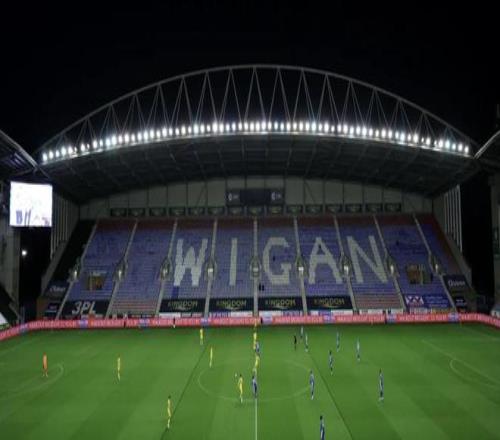 裁判执法维冈vs韦康比时受伤，去年双方交手就出现过这种情况