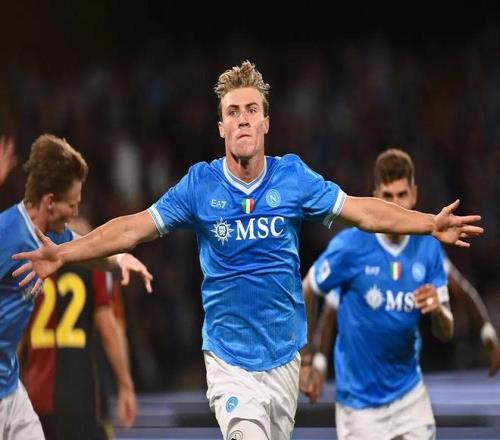 伊萨克森：意大利球迷总说霍伊伦是最优秀的球员之一