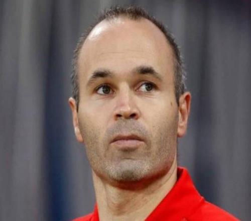 记者：伊涅斯塔将在今晚的颁奖典礼上颁发女足金球奖