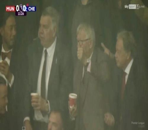 太阳报：弗格森和阿勒代斯一起看曼联vs切尔西，两人也都热爱赛马