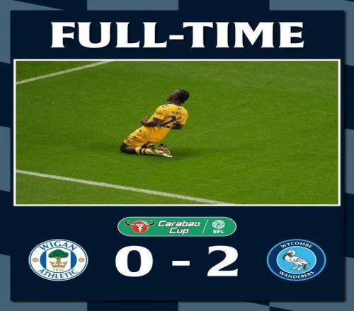 这集看过！联赛杯边裁在维冈主场受伤，去年一位主裁也在这受伤