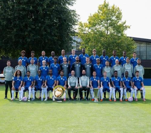 好多人啊！切尔西拍摄全家福：加纳乔等新援均亮相，两座奖杯出镜