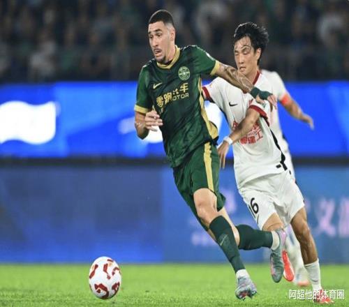 30到33！浙江压哨绝平，蓉城痛失好局，助攻海港登上中超榜首
