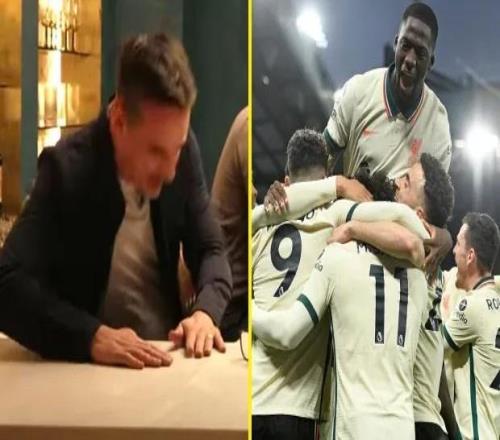 这内维尔打赌失败,被迫在曼联05利物浦的球票上签名 这内维尔打赌失败,被迫在曼联05利物浦的球票上签名