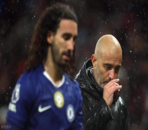 主帅争议投降！切尔西开场染红后换下3大王牌10打10却拒上加纳乔