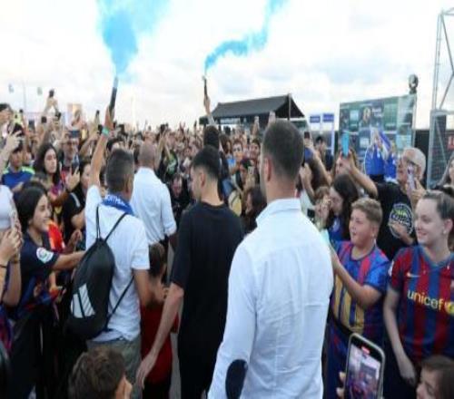 佩德里从英格兰归来即现身巴塞罗那活动，受现场球迷热烈追捧