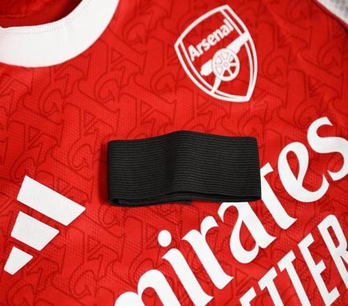 官方：阿森纳今晚将佩戴黑色臂章，纪念去世的前青训球员维加