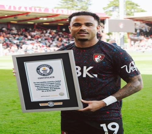 英超点球戴帽！小克鲁伊维特获吉尼斯世界纪录证书