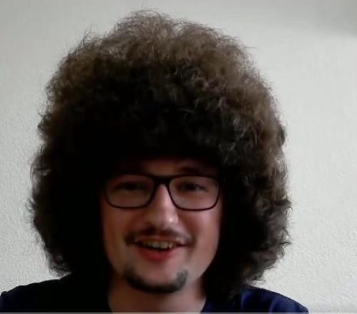 发型如何一名曼联球迷一年前发誓，球队不五连胜就不剪发