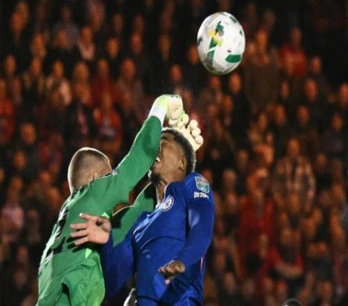 痛击队友！约根森击球时一拳挥到福法纳脸上，高空球处理失误连连