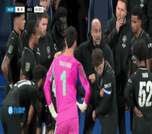 瓜迪奥拉场边激情讲解战术，还拉住福登特意多叮嘱两句