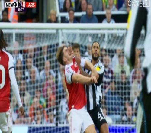 这也不吹！约克雷斯禁区内被按脸放倒，裁判未作判罚