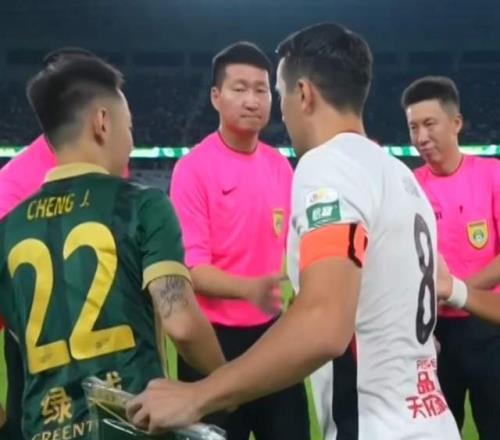 中超关键战再现罕见1幕：补时24分钟，主裁判累到抽筋！