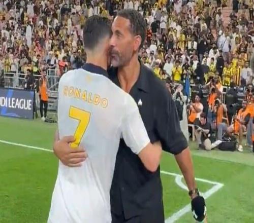 老友相见！C罗拥抱前来观战的费迪南德，两人亲切交流