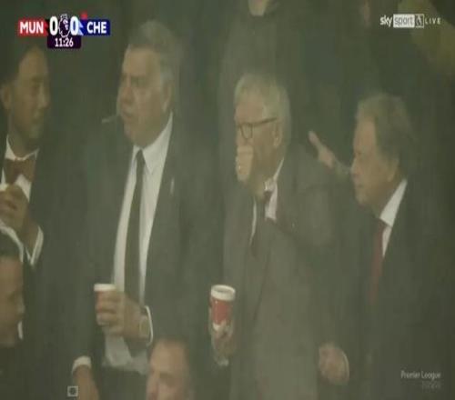 老对手，弗格森和阿勒代斯坐在一起看曼联对阵切尔西的比赛