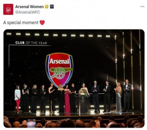 荣膺年度最佳女足俱乐部！阿森纳女足晒领奖照片：特别的时刻