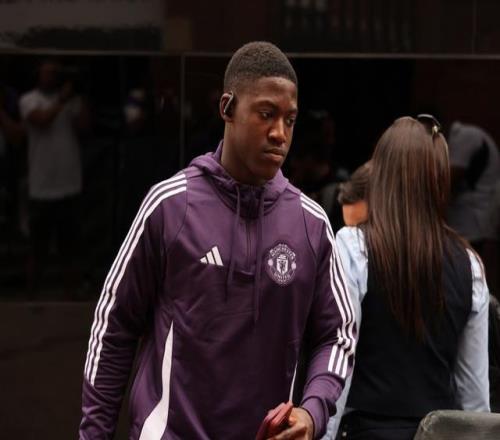 太阳报：曼联在帮梅努训练6号位技能，阿莫林很喜欢他