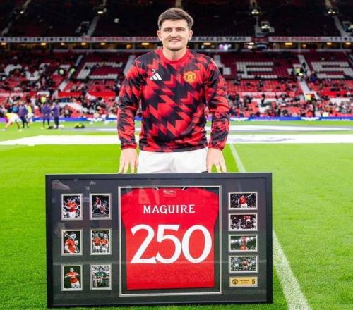荣耀时刻，马奎尔在赛前领取曼联250场纪念球衣