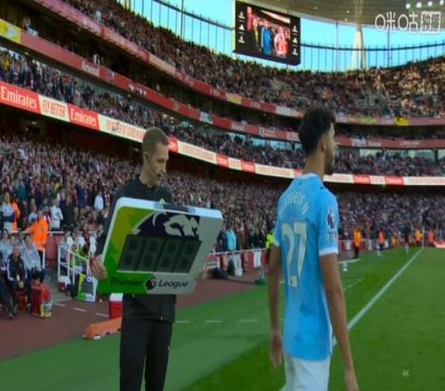 半场换人调整，努内斯换下胡桑诺夫