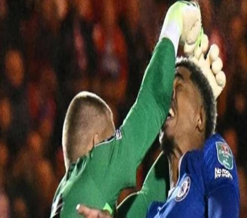 切尔西门将开场两分钟“误伤”队友，冲出禁区拳击中卫面部