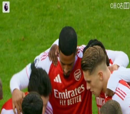 送角球致丢球！枪手半场换人调整：莫斯克拉下萨利巴上