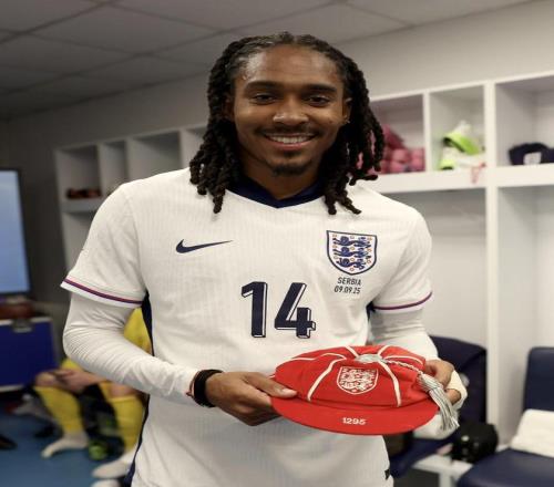 斯彭斯获赠英格兰队首秀纪念帽子，凯恩主动要求为他颁发