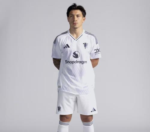 本赛季首次！曼联官方：对阵利物浦时将身披白色客场球衣