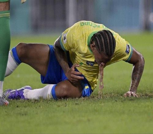 被撞到腹部，若昂佩德罗与马丁内利相撞后在球场上呕吐