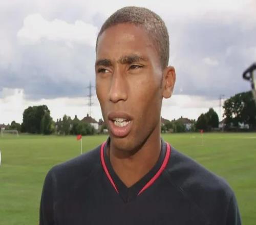 太阳报：前富勒姆后卫救人时被车撞，已被送往医院