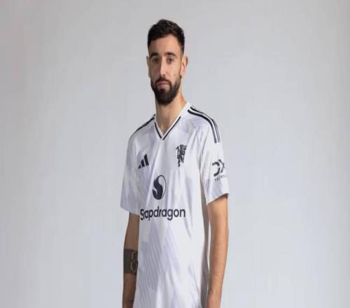 曼联官方：球员将在双红会穿白色客场球衣，为本赛季首次