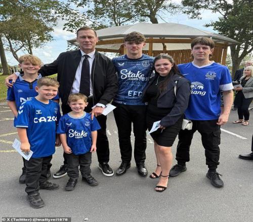 埃弗顿传奇邓肯弗格森现身球迷父亲去世追思仪式，球迷发文致谢