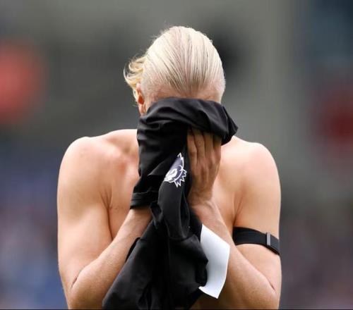 气得睡不着！哈兰德深夜社媒发文，吐槽母队布莱尼解约球员